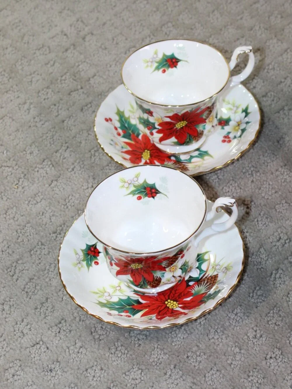 Set of 4 Royal Albert Christmas Poinsettia 2 Cups & 2 Saucers